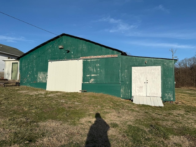 view of pole building with a yard