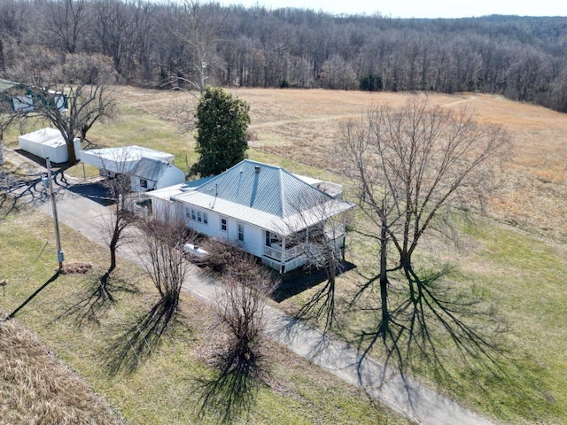 birds eye view of property featuring a forest view