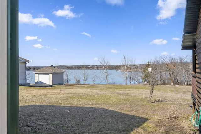 view of yard featuring a water view