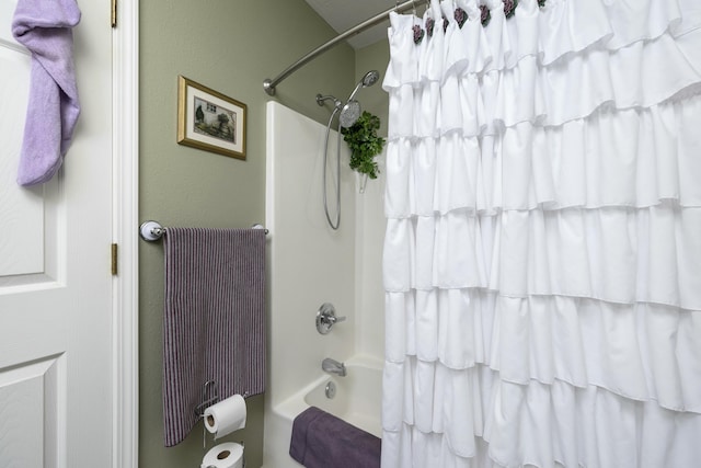 bathroom featuring shower / tub combo