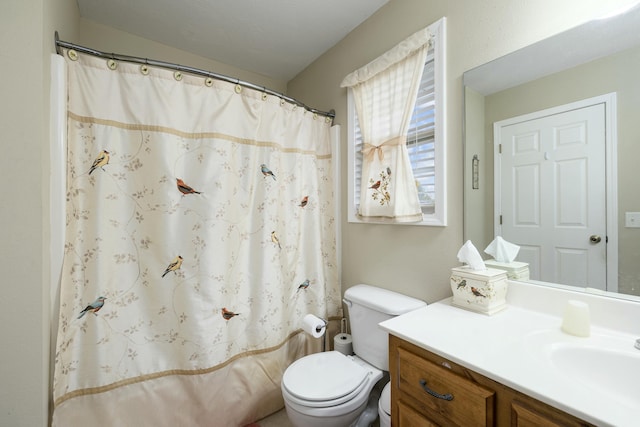 bathroom with toilet, a shower with curtain, and vanity