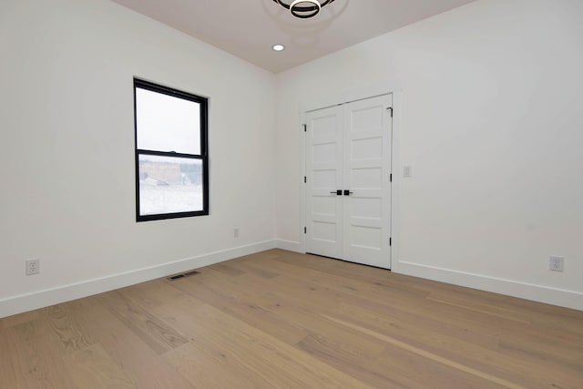 spare room with visible vents, recessed lighting, light wood-style flooring, and baseboards