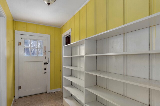 entryway featuring ornamental molding