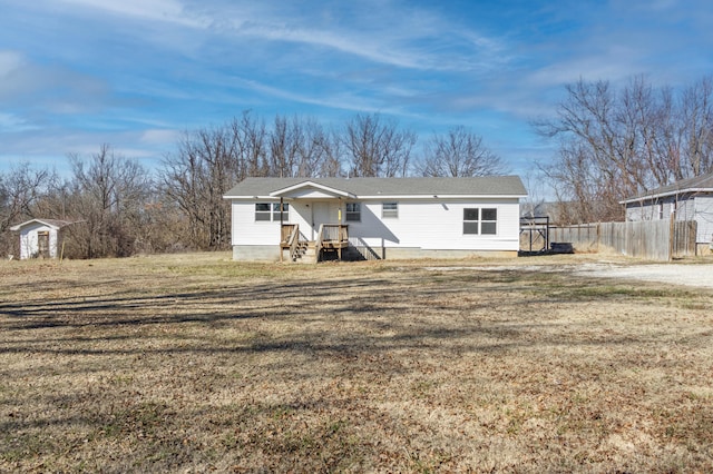 view of front facade with fence and a front lawn