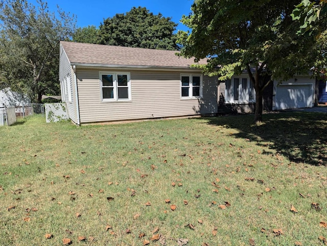 view of front of property featuring fence and a front lawn