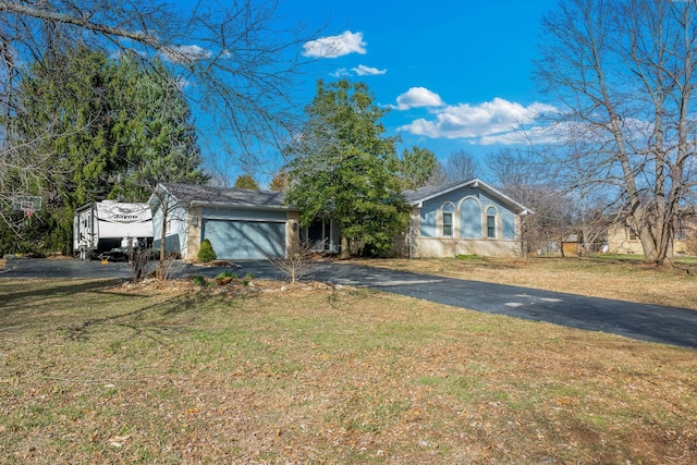 view of front of house with stucco siding, aphalt driveway, and a front yard