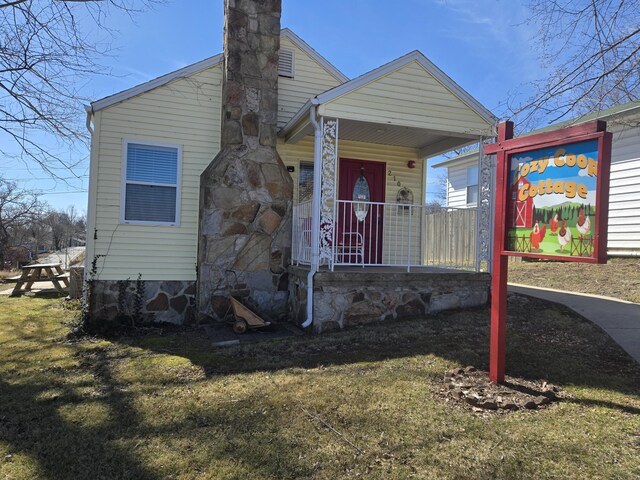 view of front facade featuring covered porch and a front lawn