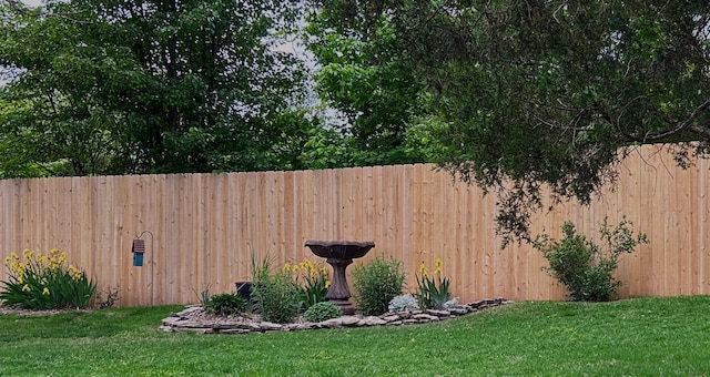 109 Lancashire Dr, Branson, MO 65616 - view of yard with fence