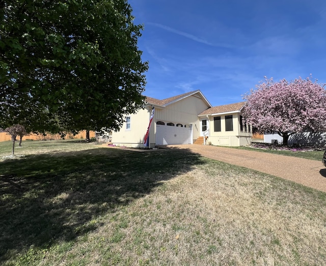 109 Lancashire Dr, Branson, MO 65616 - view of front facade featuring driveway, a garage, and a front lawn