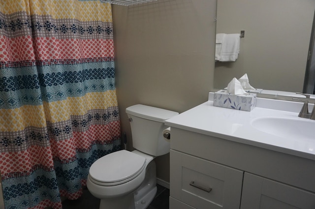 full bathroom with curtained shower, vanity, and toilet