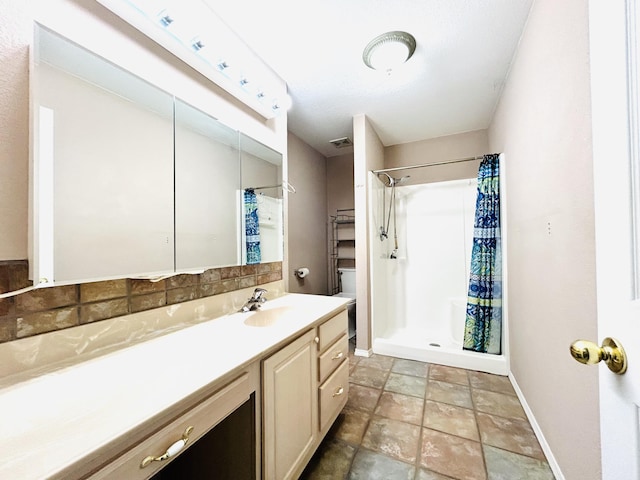 full bath featuring visible vents, baseboards, decorative backsplash, a shower with curtain, and vanity