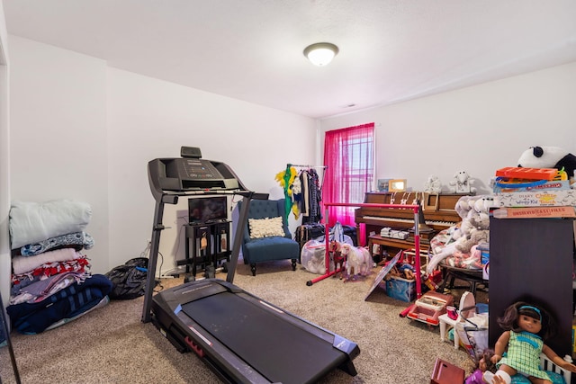 exercise room with carpet flooring