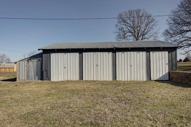 view of pole building featuring a yard