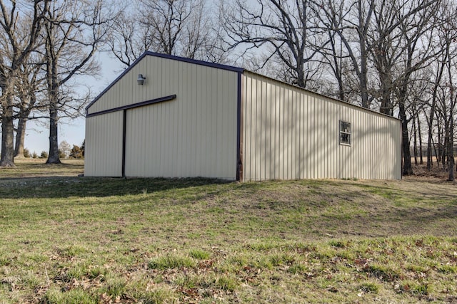 view of pole building featuring a lawn