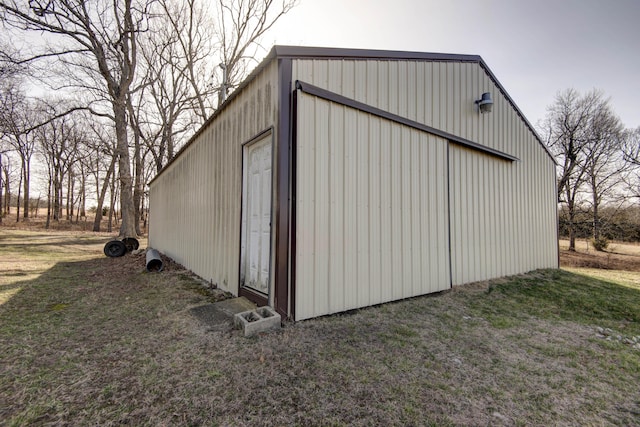 view of pole building featuring a yard