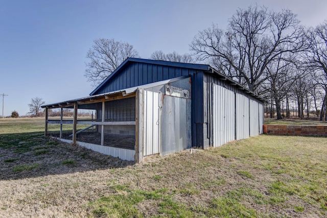 view of poultry coop featuring a lawn