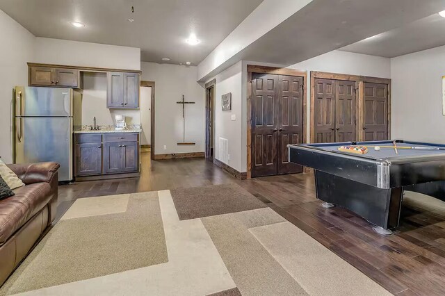 playroom featuring pool table, dark wood-style flooring, a sink, visible vents, and baseboards