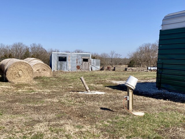 view of yard with an outbuilding
