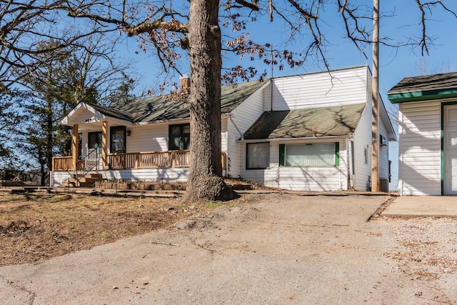 view of front of property featuring covered porch and driveway