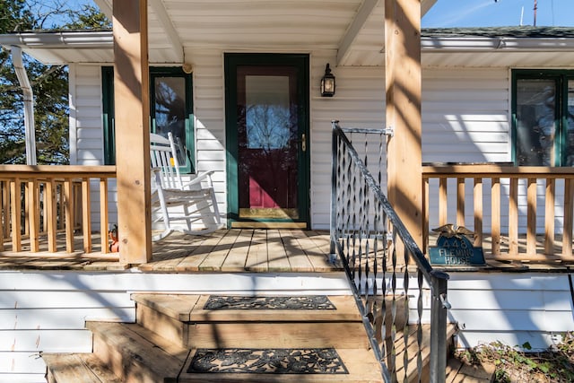 property entrance featuring a porch