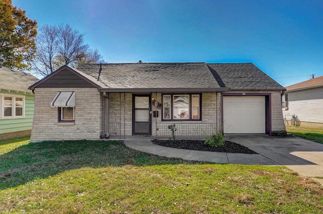 view of front facade featuring an attached garage, driveway, a shingled roof, and a front yard