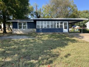 mid-century modern home featuring a front lawn