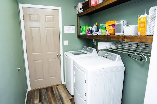 washroom with dark wood-style floors, laundry area, and independent washer and dryer