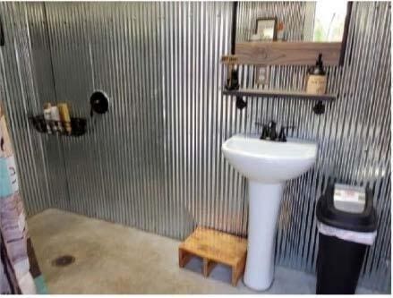 full bathroom featuring curtained shower and toilet