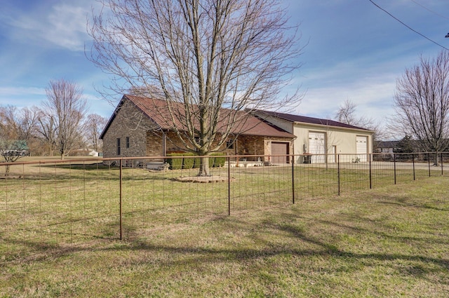 view of front of home with stucco siding, fence, and a front yard