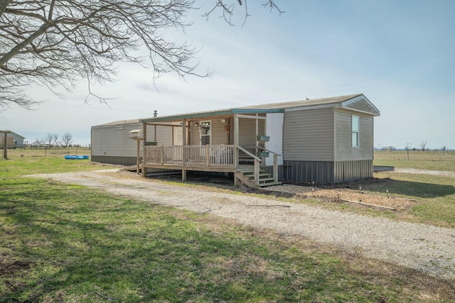 manufactured / mobile home featuring a front yard