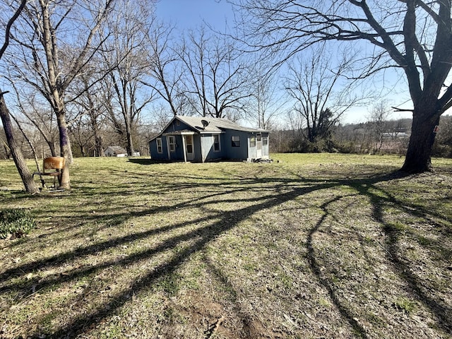 view of yard with driveway