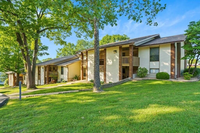 view of front of house featuring a front yard