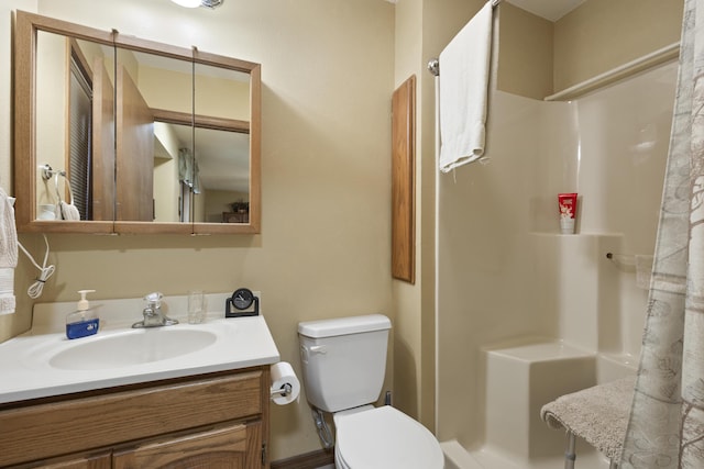 full bath with curtained shower, vanity, and toilet