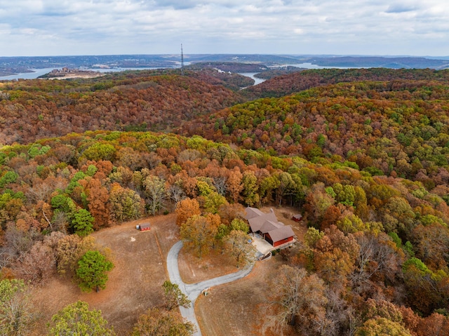 bird's eye view with a wooded view