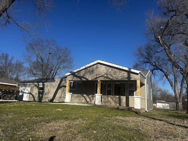 view of front of property featuring a porch and a front yard