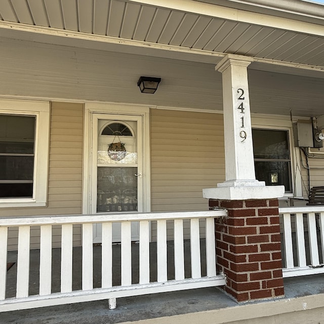 property entrance featuring a porch