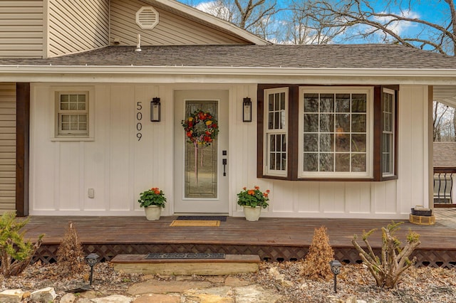 property entrance with a porch and a shingled roof