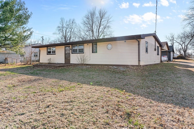 view of front of home featuring a front lawn