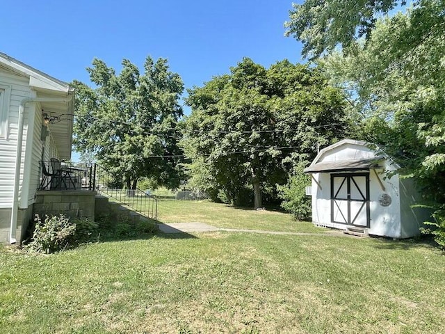 view of yard featuring a storage unit and an outdoor structure