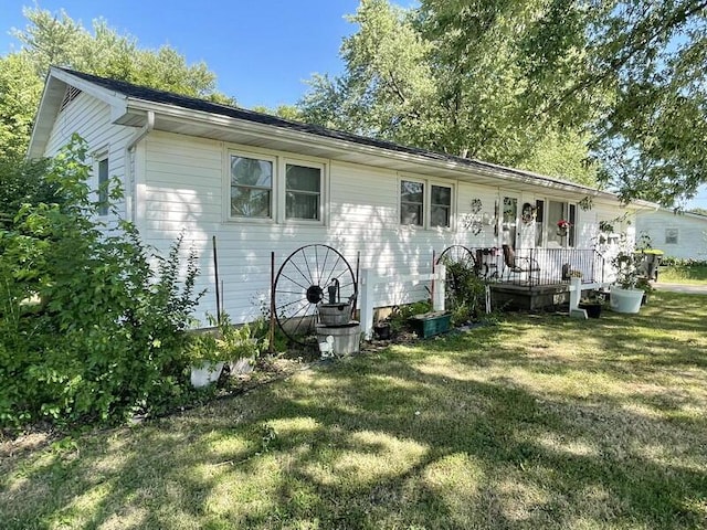 view of front of house featuring a front lawn