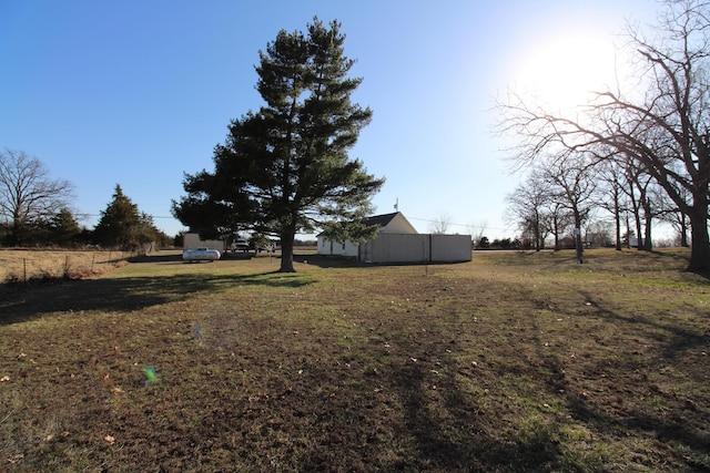 view of yard with an outbuilding