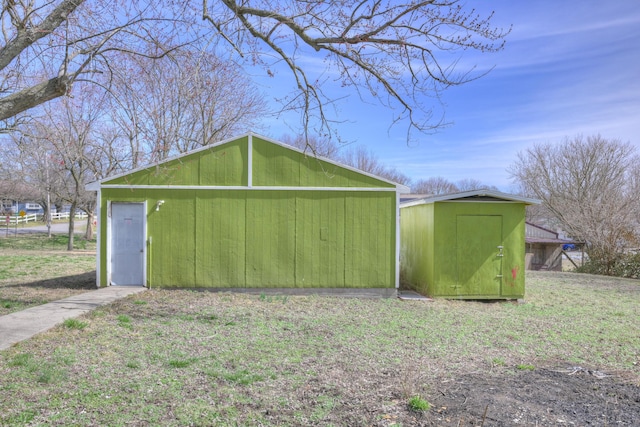 view of outdoor structure featuring an outbuilding