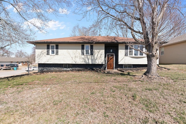 view of front of home featuring a front lawn