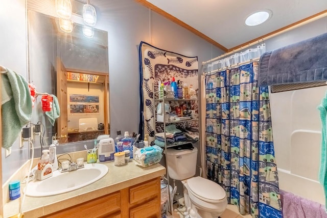 full bath featuring a shower with curtain, crown molding, toilet, and vanity