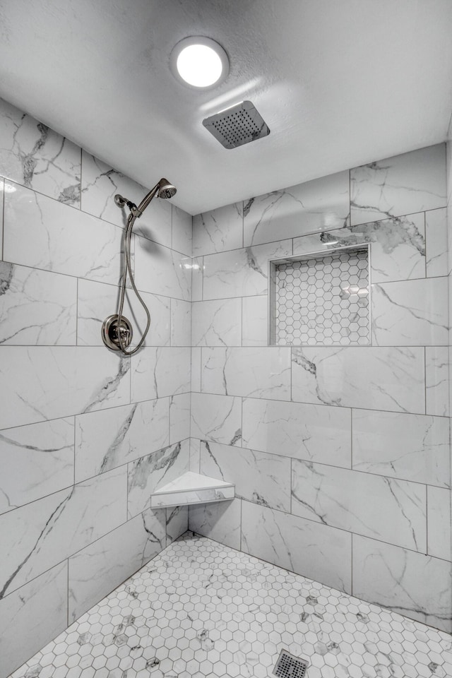 full bathroom featuring a tile shower