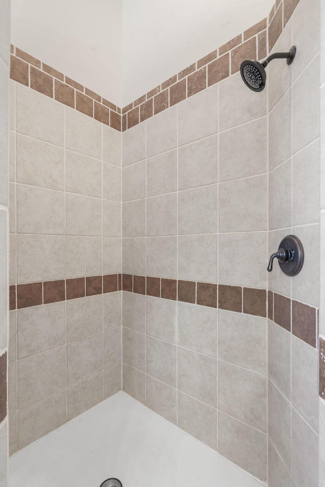 full bathroom featuring tiled shower