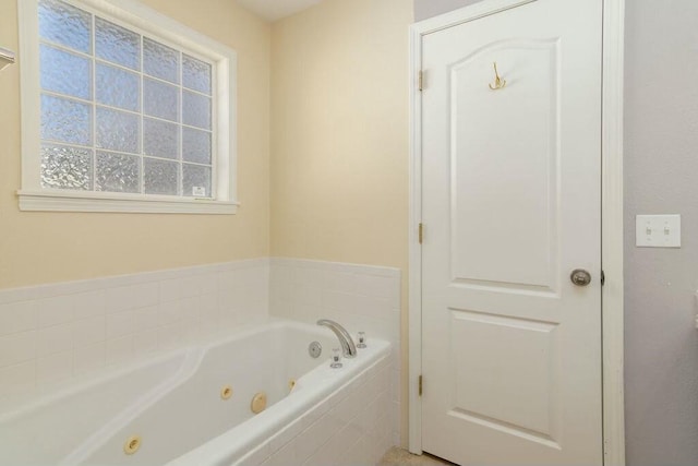 175 Mesquite Dr, Branson, MO 65616 - full bath with a whirlpool tub