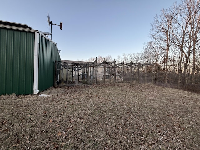 view of yard with an outbuilding