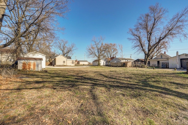 view of yard featuring an outdoor structure and a residential view