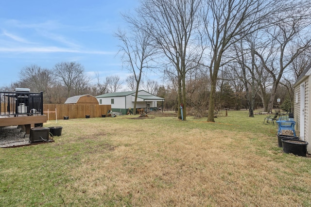 view of yard featuring an outbuilding